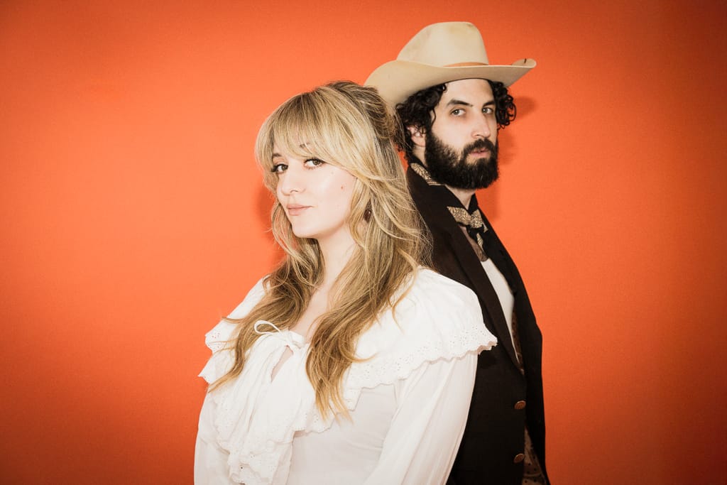 Duke e Goldie celebram identidade e autenticidade no novo EP Romance and Ramblin', com o single intenso “Outsider” 1 06 - Duke & Goldie - Duke & Goldie Landscape Press Photo by Calm Elliott-Armstrong