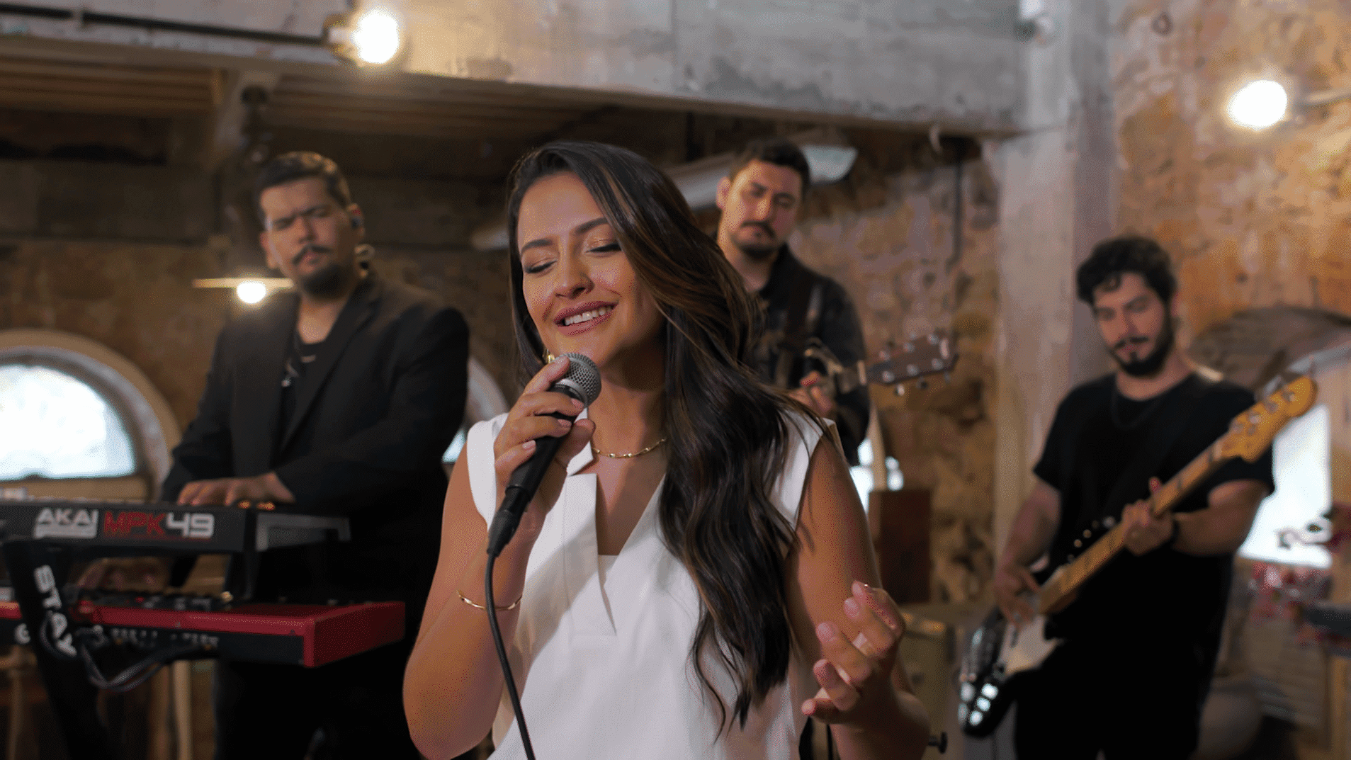 Bruna Martins lança “Nova Canção”, gratidão e adoração em melodia e letra 1 Fotos_Print_do_Clipe (2)