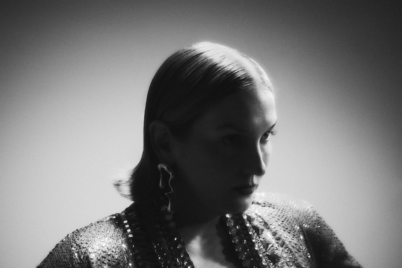 Julie Neff lança clipe do primeiro single de seu álbum de estreia 1 Julie Neff lança clipe do primeiro single de seu álbum de estreia