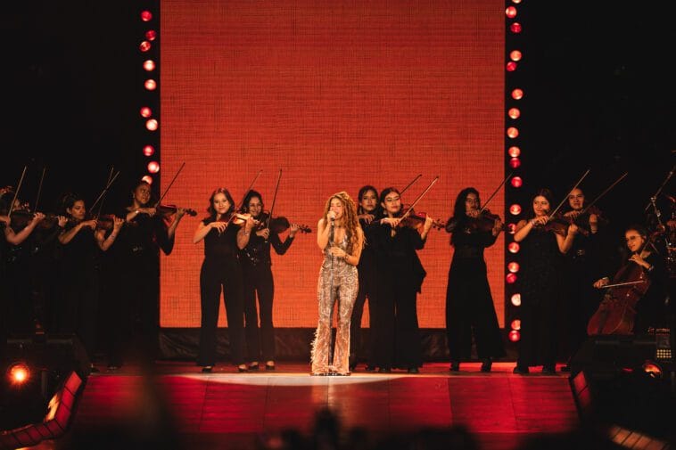 Shakira faz show memorável em Bogotá ao lado de Orquestra Feminina 2 Shakira