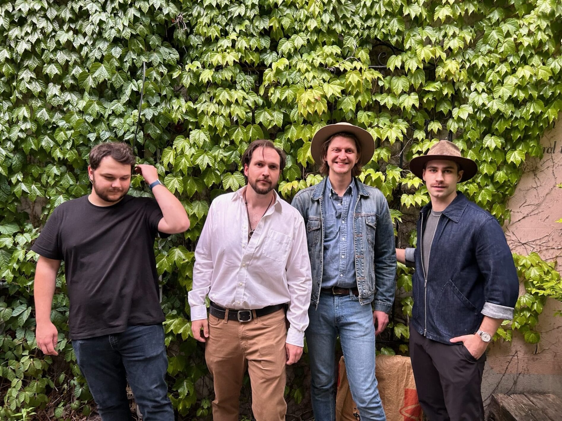 Thomas Duxbury and New Mother Nature Perseguem Desilusão Amorosa, Distância e os Lugares que Deixamos Para Trás no Novo Single, “Istanbul” 1 02 - Thomas Duxbury and New Mother Nature - Thomas Duxbury and New Mother Nature Landscape Press Photo