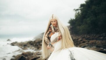 Bárbara Grando mostra sua fusão de pop eletrônico com espiritualidade em Dizendo Sim pra Mim (pra Deus)