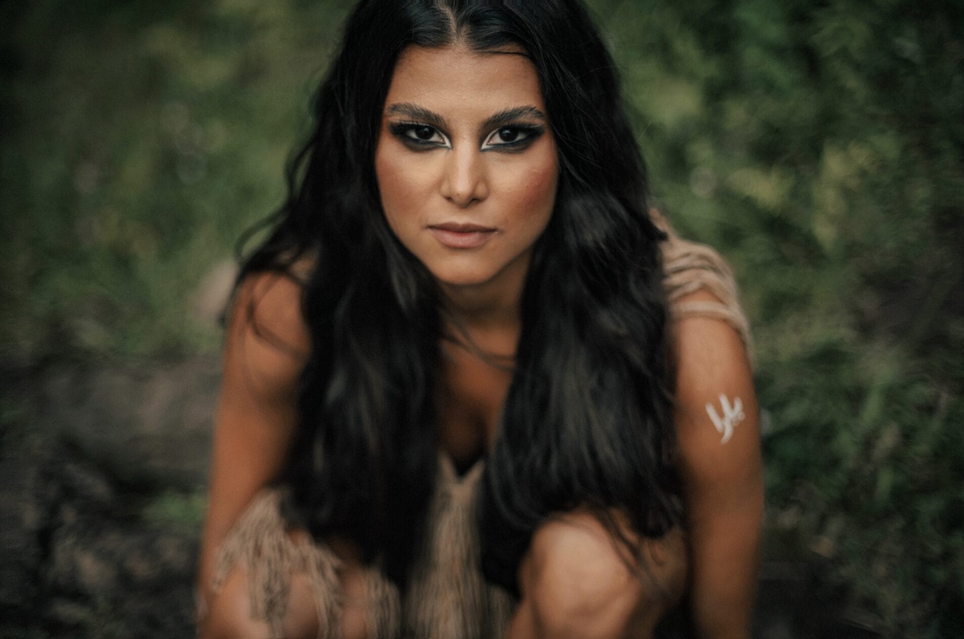 Giovanna Zattar transforma ancestralidade libanesa em ritual eletrônico com “Zafira”, em estreia pela Sol Selectas