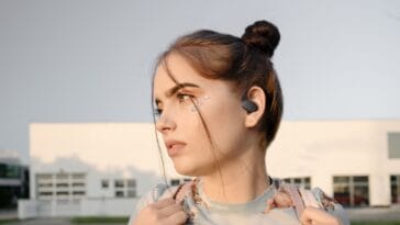 JBL_Sense-Lite_Lifestyle-Image_Black_2 2 (1)