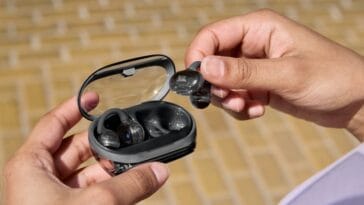 LS_JBL_Soundgear_Clips_Lifestyle_Image_BLACK_3_x2_thmb