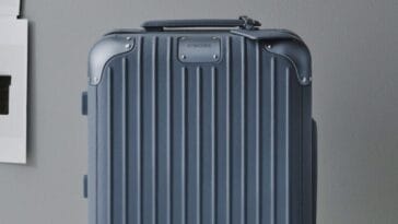 RIMOWA-Distinct-Cabin-Powder-Blue-Beauty-Still-9x16-01