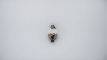 Satya transforma dor em força no álbum de estreia ‘Note To Myself’, com faixa-título poderosa