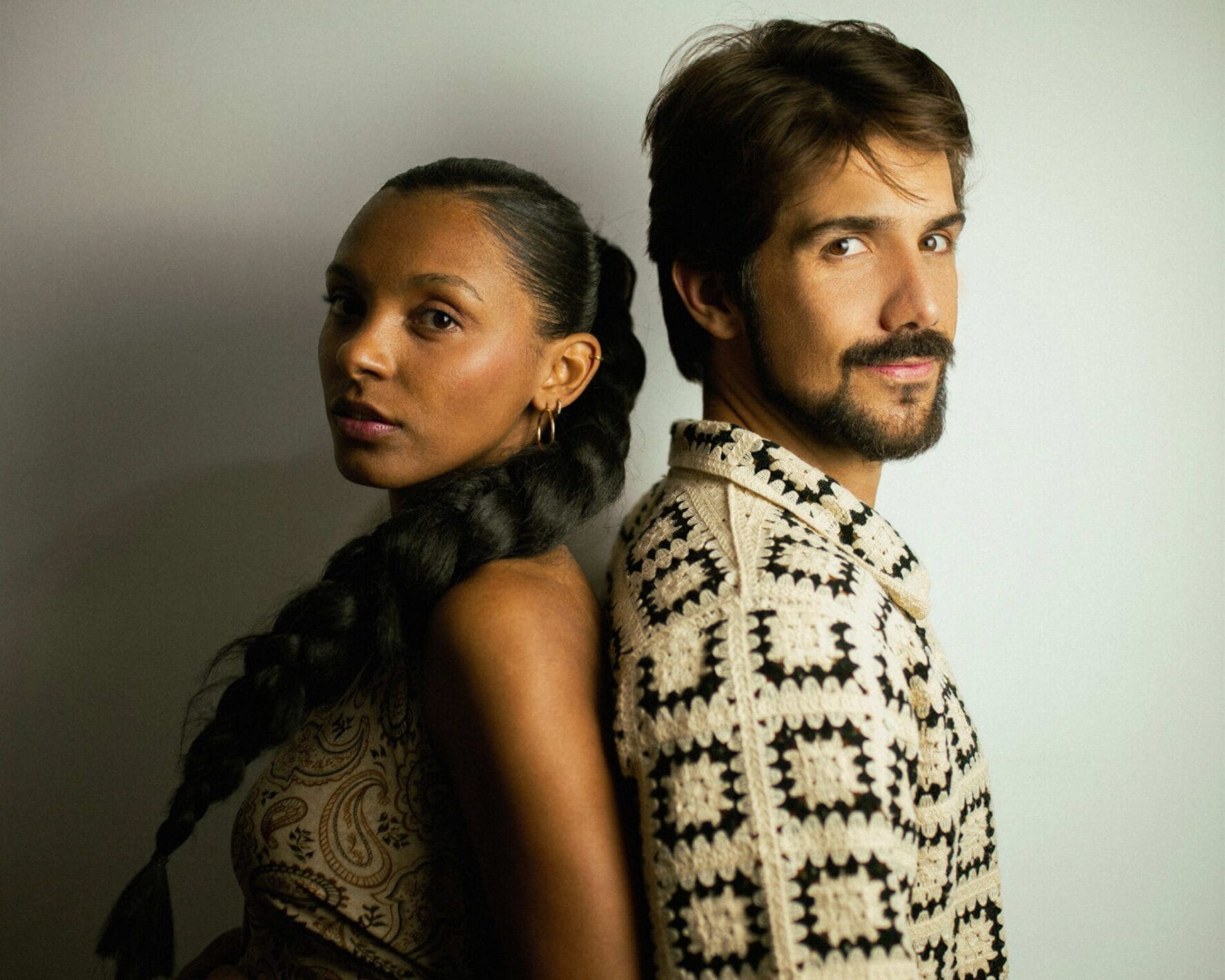 Gabriel Gonti e Anna Pêgo lançam clipe de “Descomplica”