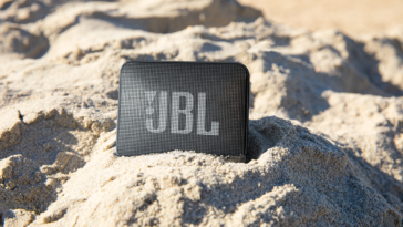 JBL_GO_ESSENTIAL_2_LIFESTYLE_BLACK_4W8A2272