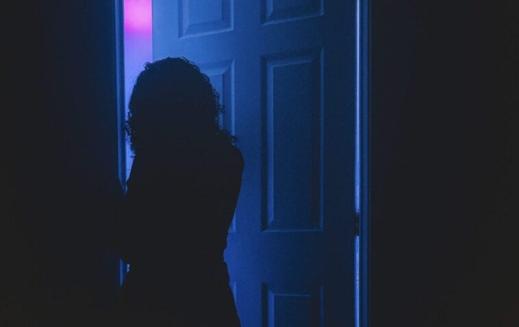 Libby Ember mergulha nas consequências emocionais de um término no single dream pop “I’ll Stand in the Doorway” 2 Libby Ember