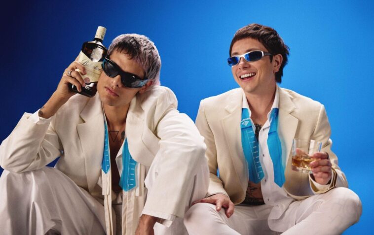 Pensando nos fãs, Ballantine's anuncia nova parceria com COLORSxSTUDIO para série de ações globais 2 CA7RIEL e Paco Amoroso