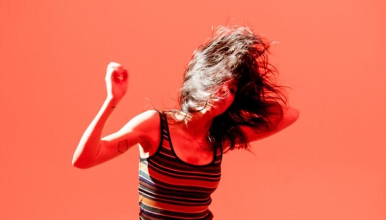 Ellie Heath explora crescimento e vulnerabilidade através do indie pop reflexivo em “Sick of Myself” 2 Ellie Heath
