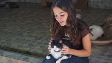 Mel Maia visita animais resgatados e incentiva a adoção