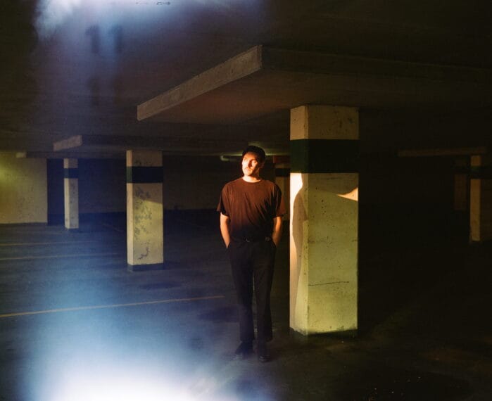 Willem James Cowan retrata isolamento pós-término na contemplativa faixa folk “Back to the City” 2 Willem James Cowan