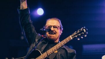 Asaph Borba celebra 50 anos de carreira reunindo seus grandes sucessos em projeto especial