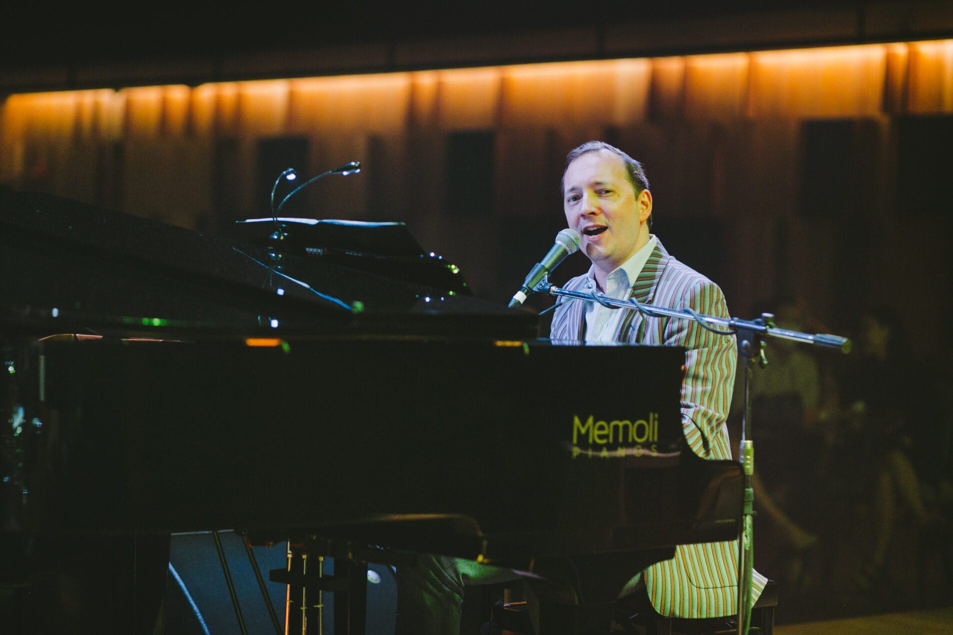 Aymeric leva sucessos da música brasileira em francês para a Festa da Música, em São Paulo 1 Aymeric no B32 - Crédito_Mari Marques (4)