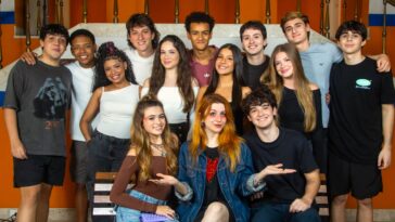 Babi Dewet visita set de filmagens da série Sábado À Noite
