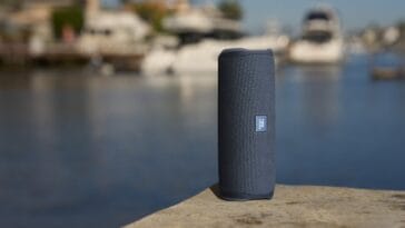 LS_JBL_FLIP_ESSENTIAL_3SE_LIFESTYLE_DSC09158_x296