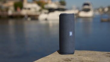 LS_JBL_FLIP_ESSENTIAL_3SE_LIFESTYLE_DSC09158_x296