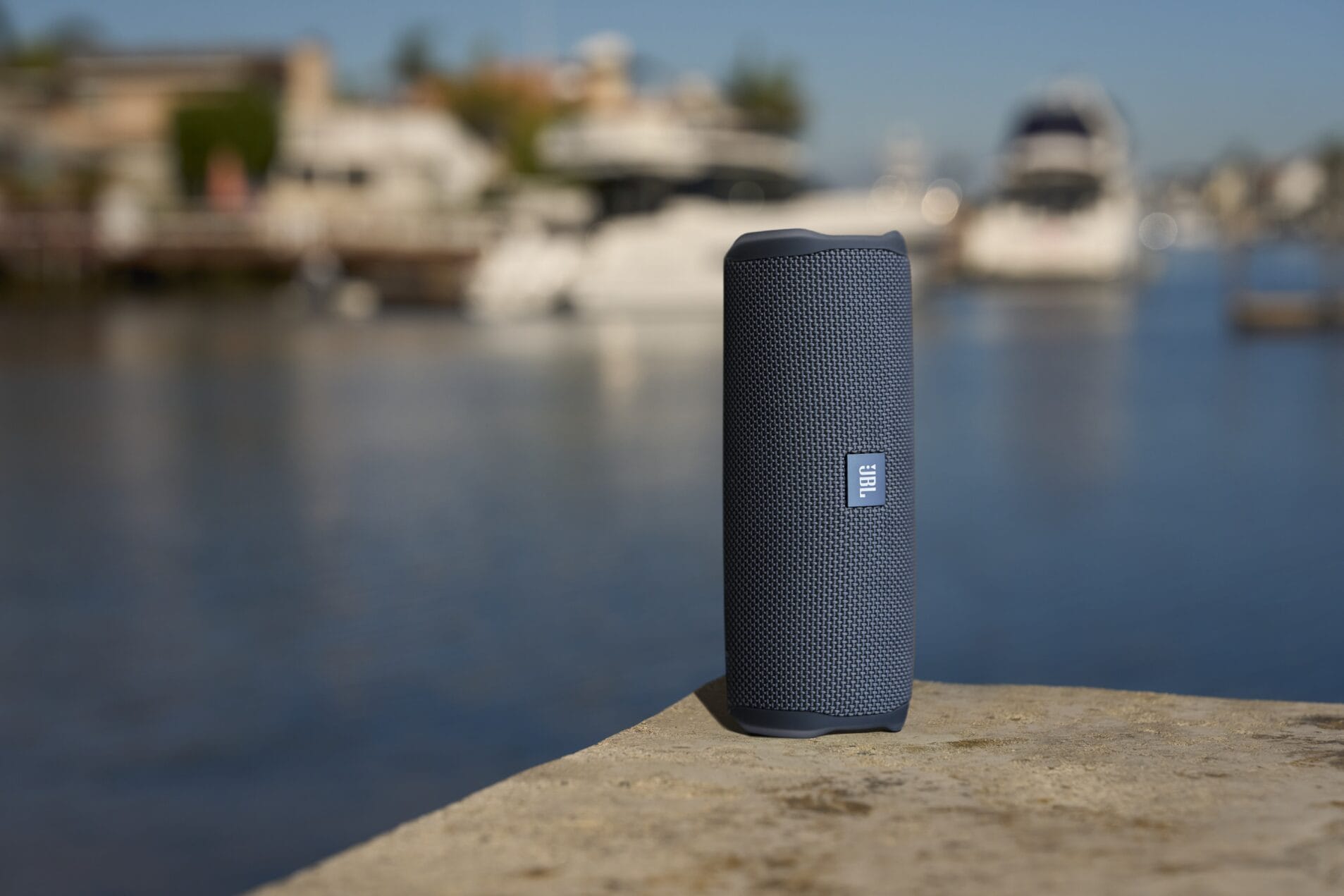 JBL lança Flip Essential 3 SE no Brasil com graves potentes e melhor conectividade 1 LS_JBL_FLIP_ESSENTIAL_3SE_LIFESTYLE_DSC09158_x296