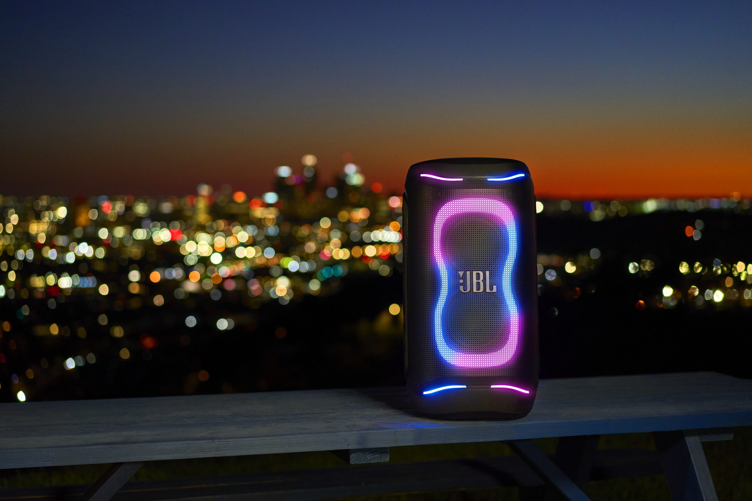 JBL PartyBox 130 chega ao Brasil para levar a energia da festa a qualquer lugar 1 LS_JBL_PARTYBOX_130_LIFESTYLE_RF406167_x1