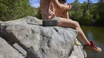 LS_JBL_TUNER_3_BLACK_LIFESTYLE_2_258A7526