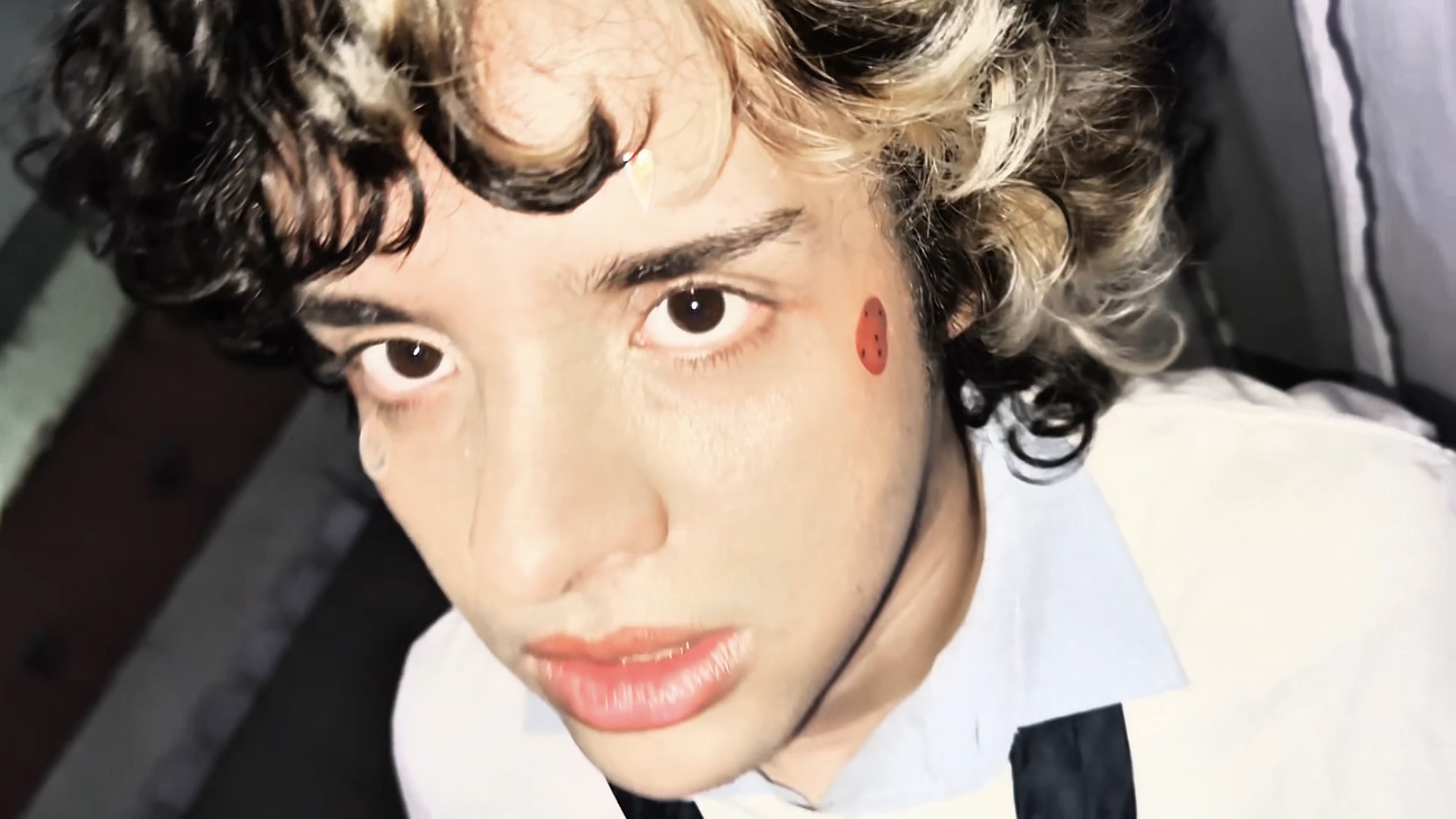 Yuri Wariss transforma memórias em arte no clipe nostálgico de “Pro Mundo Ouvir” 1 Yuri Wariss