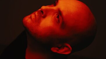 Victor Ruiz revela sua faceta mais livre e pessoal em VICTOR, primeiro álbum após 20 anos de carreira