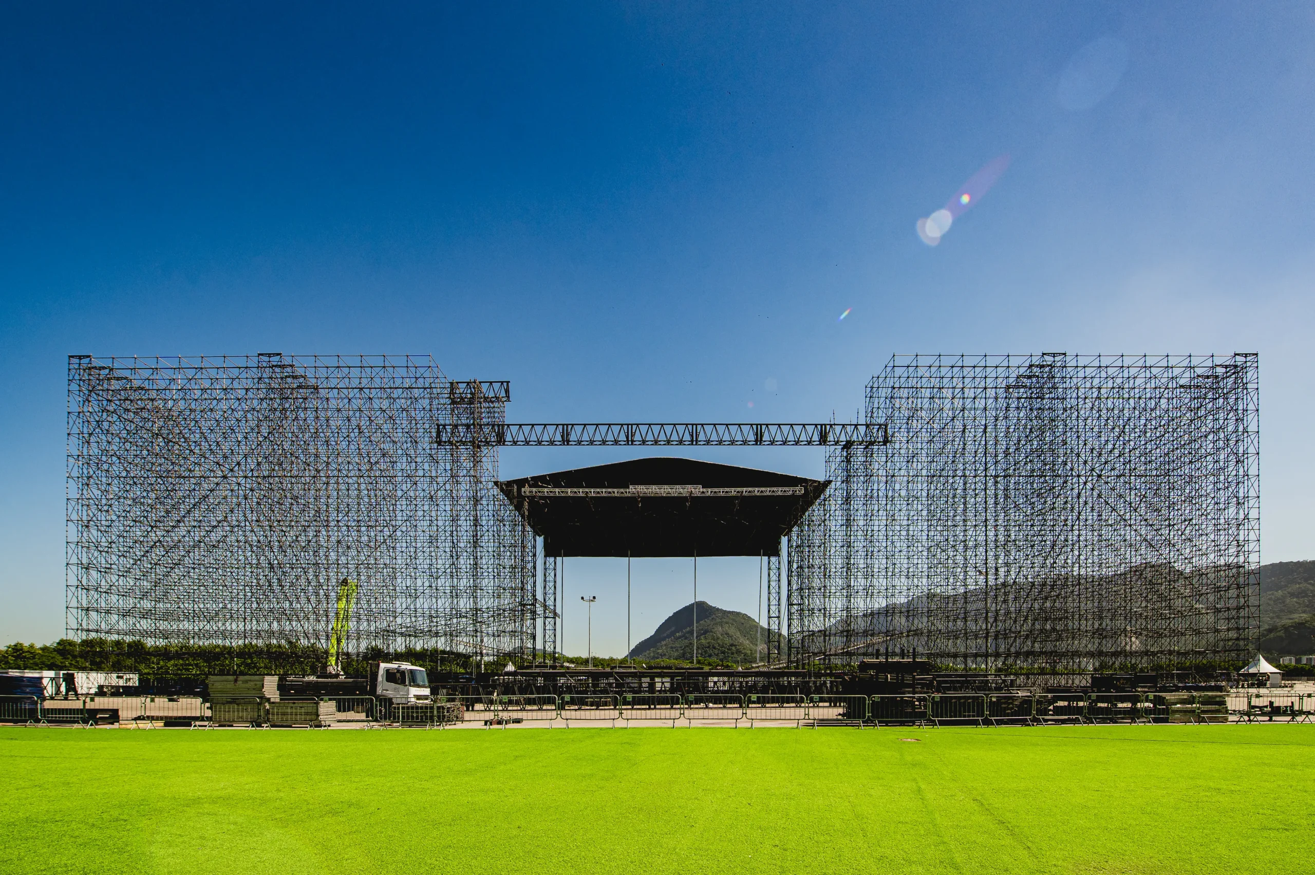 Já nos preparativos para uma edição histórica, Rock in Rio traz detalhes da montagem da Cidade do Rock 1 novo palco mundo rock in rio montagem 2026